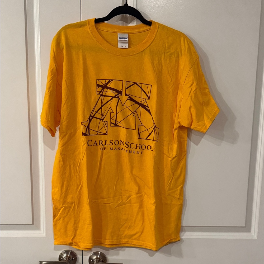 Never worn Carlson School of Management University of Minnesota T-Shirt size L